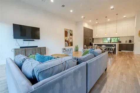 709 Memorial Heights Drive Houston TX 77007