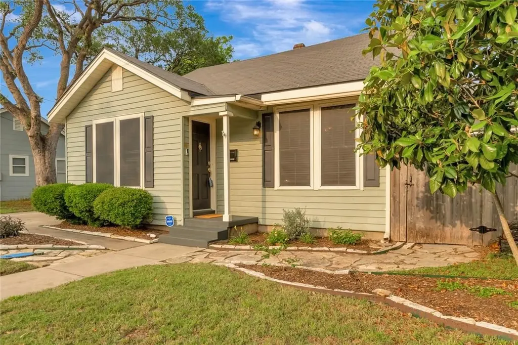 1702 N Vine Street Victoria TX 77901
