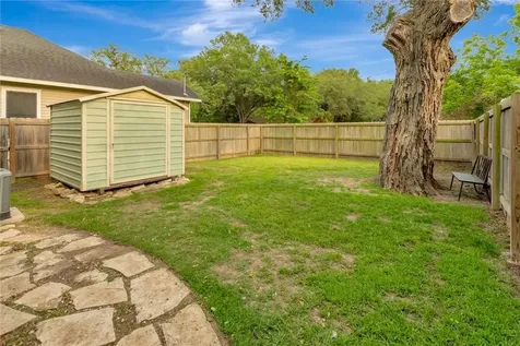 1702 N Vine Street Victoria TX 77901