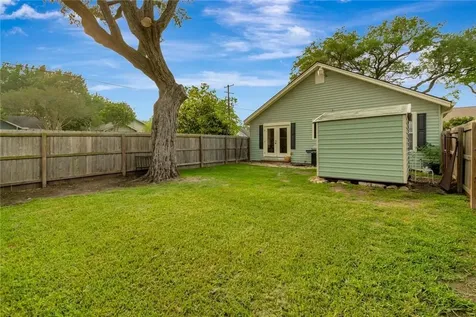1702 N Vine Street Victoria TX 77901