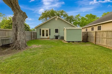 1702 N Vine Street Victoria TX 77901
