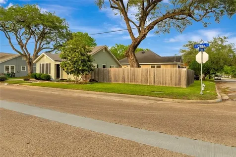 1702 N Vine Street Victoria TX 77901