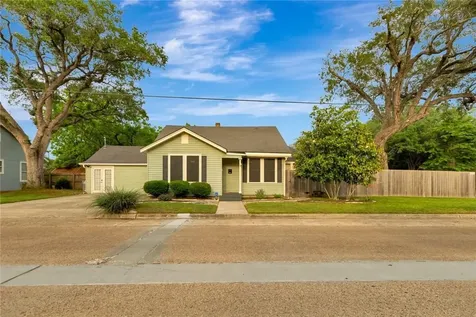 1702 N Vine Street Victoria TX 77901