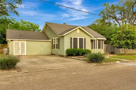 1702 N Vine Street Victoria TX 77901