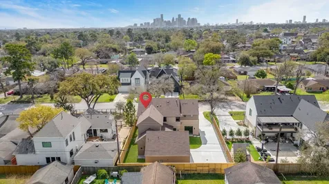 309 Avenue Of Oaks Street Houston TX 77009