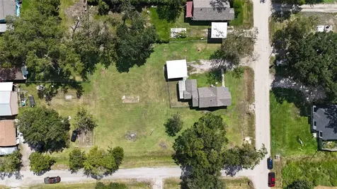 203 S 6th Street Highlands TX 77562