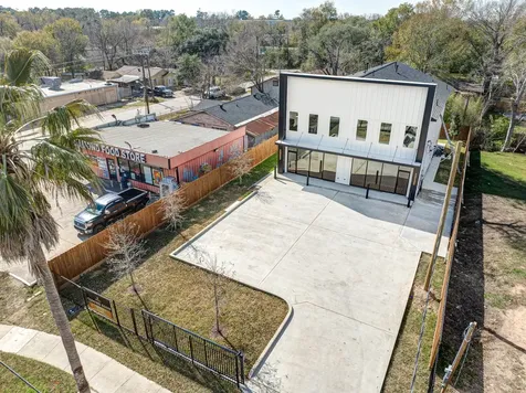 704 S 1st Street Conroe TX 77301