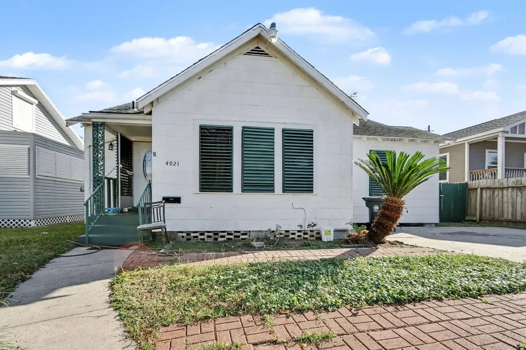 4921 Alamo Drive Galveston TX 77551