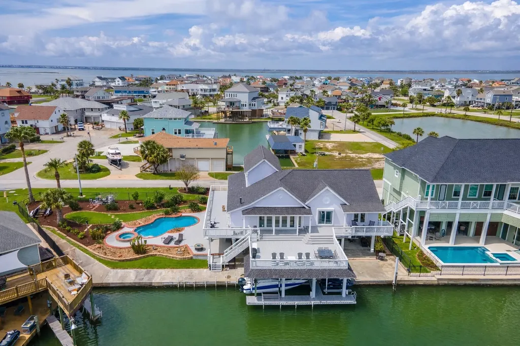 208 Coconut Street Tiki Island TX 77554