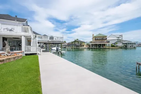 208 Coconut Street Tiki Island TX 77554