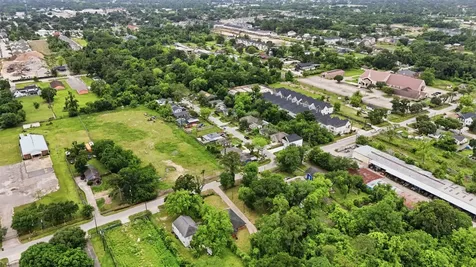 2732 De Soto Street Houston TX 77091