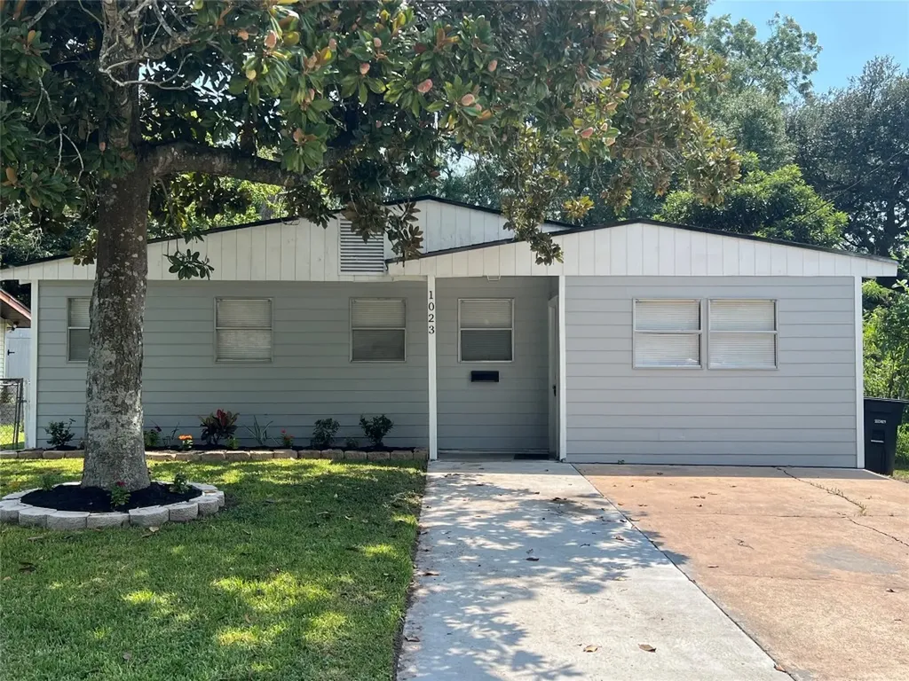 1023 W Snyder Street Alvin TX 77511