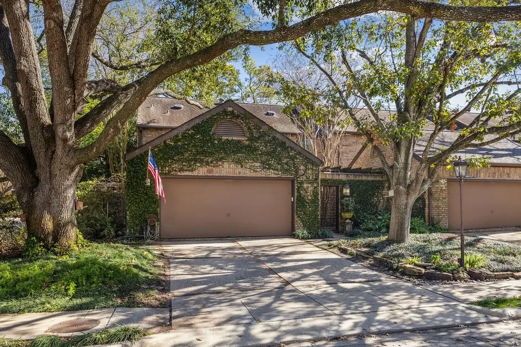 20 Town Oaks Place Bellaire TX 77401