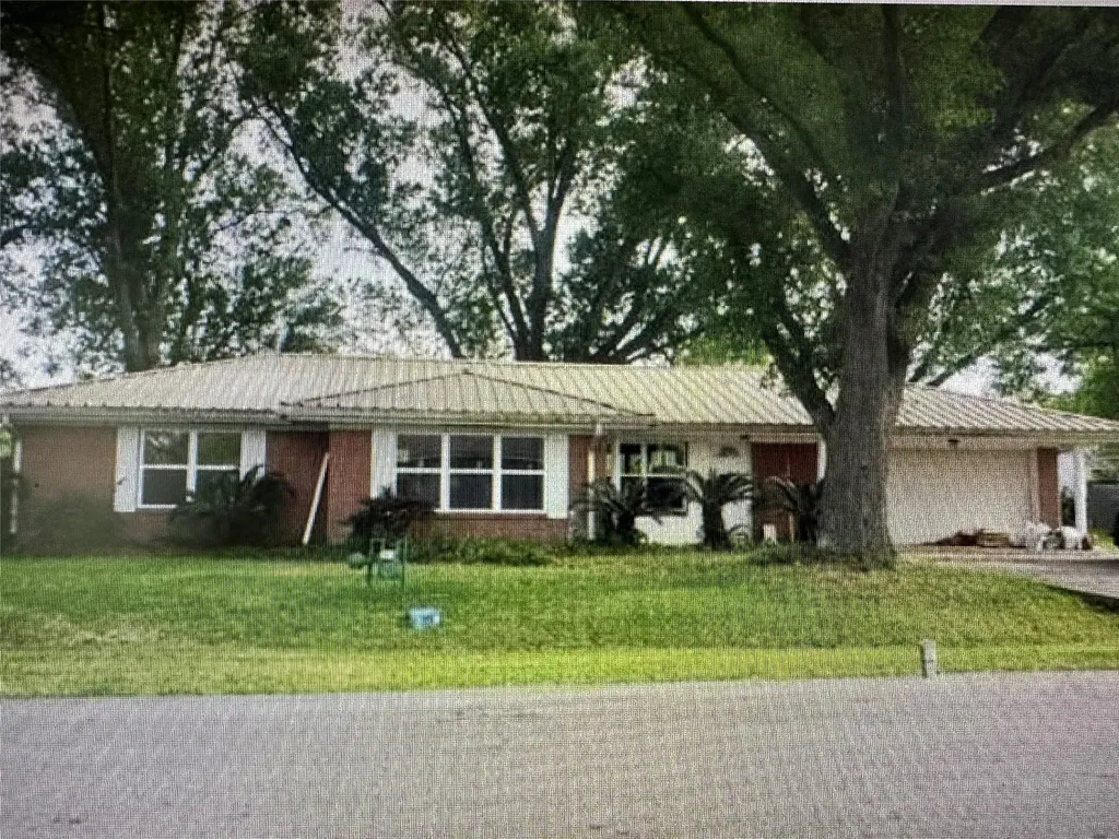 215 Anna Street Tomball TX 77375