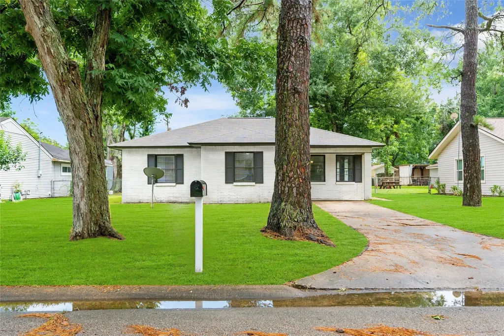 1104 Southampton Street Angleton TX 77515