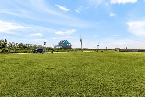 1009 Brighton Jones Boulevard Gilchrist TX 77617