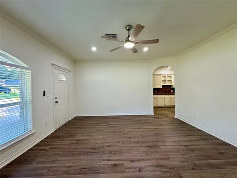 328 Green Leaf Street Huntsville TX 77340
