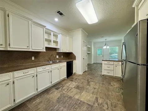 328 Green Leaf Street Huntsville TX 77340