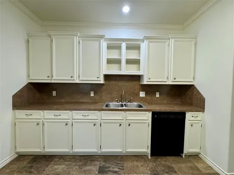 328 Green Leaf Street Huntsville TX 77340