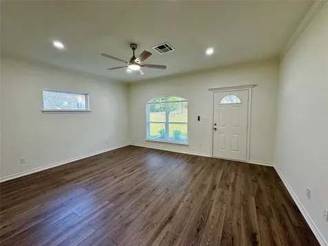 328 Green Leaf Street Huntsville TX 77340