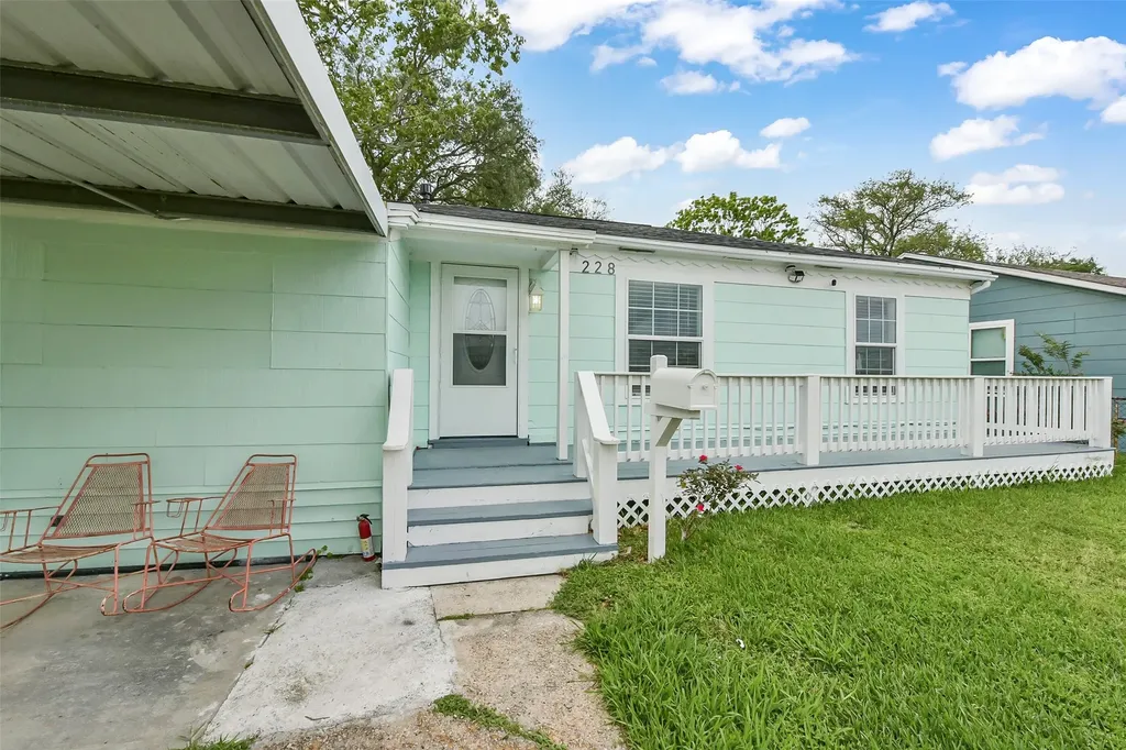 228 16th Avenue N Texas City TX 77590