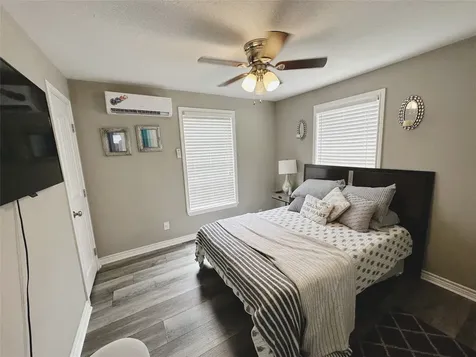 5605 Robertson Street Houston TX 77009