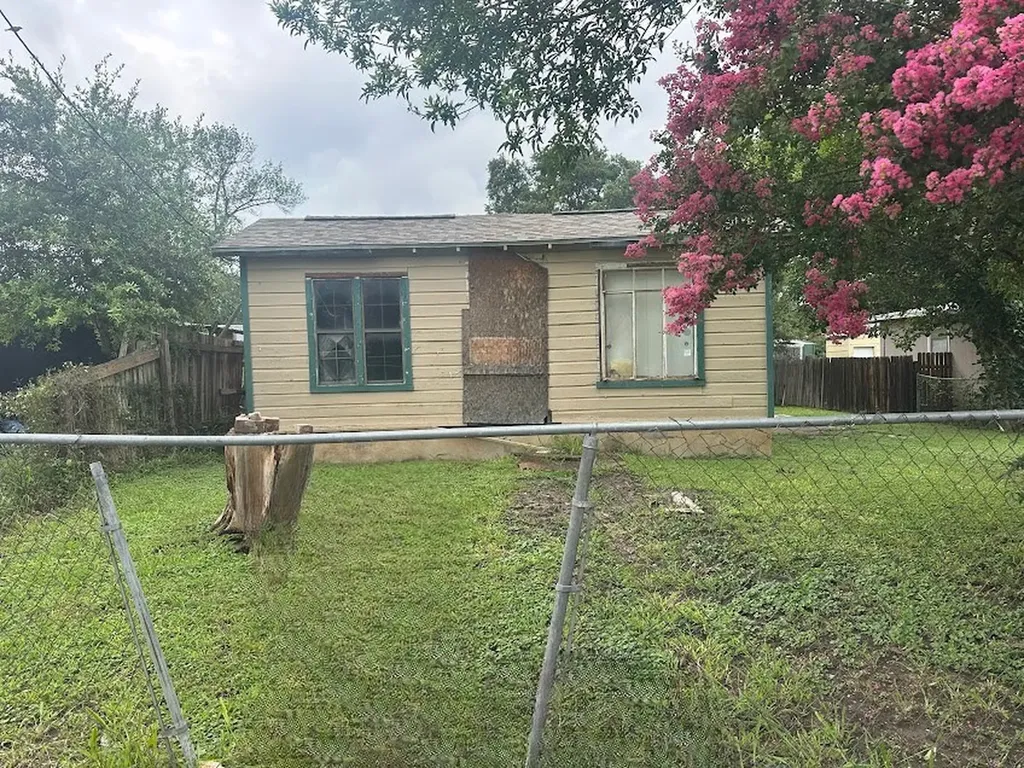 1443 Saenz San Antonio TX 78214