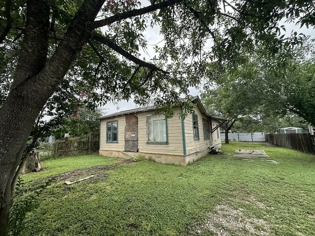 1443 Saenz San Antonio TX 78214