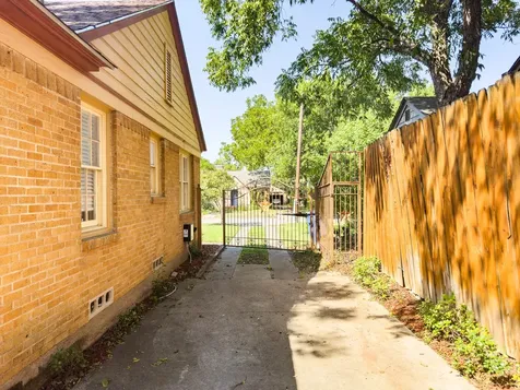2222 Carnes Street Dallas TX 75208