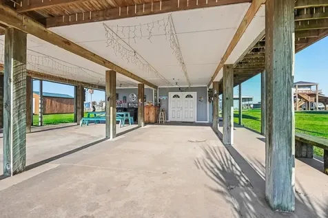 970 Wommack Drive S Crystal Beach TX 77650