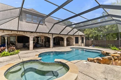 1105 Oak Park Drive Angleton TX 77515