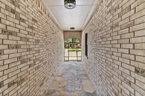 1105 Oak Park Drive Angleton TX 77515