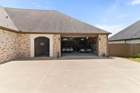 1105 Oak Park Drive Angleton TX 77515