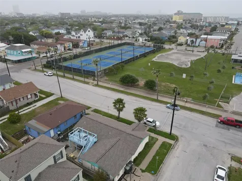 2811 Avenue Q 1/2 Galveston TX 77550