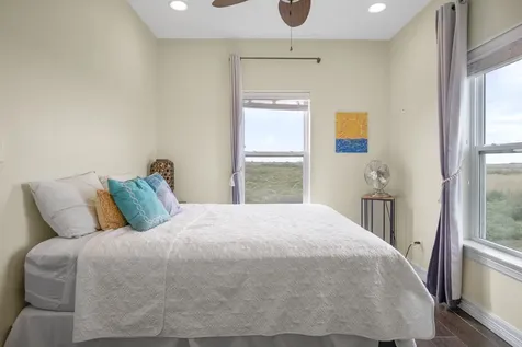 1086 Pennington Street Gilchrist TX 77617