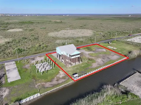 1086 Pennington Street Gilchrist TX 77617