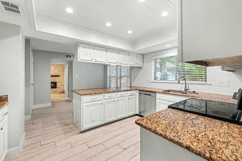 34 E Wandering Oak Drive The Woodlands TX 77381