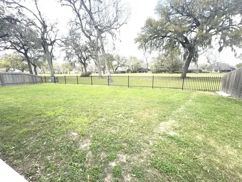 236 Woodhaven Drive West Columbia TX 77486
