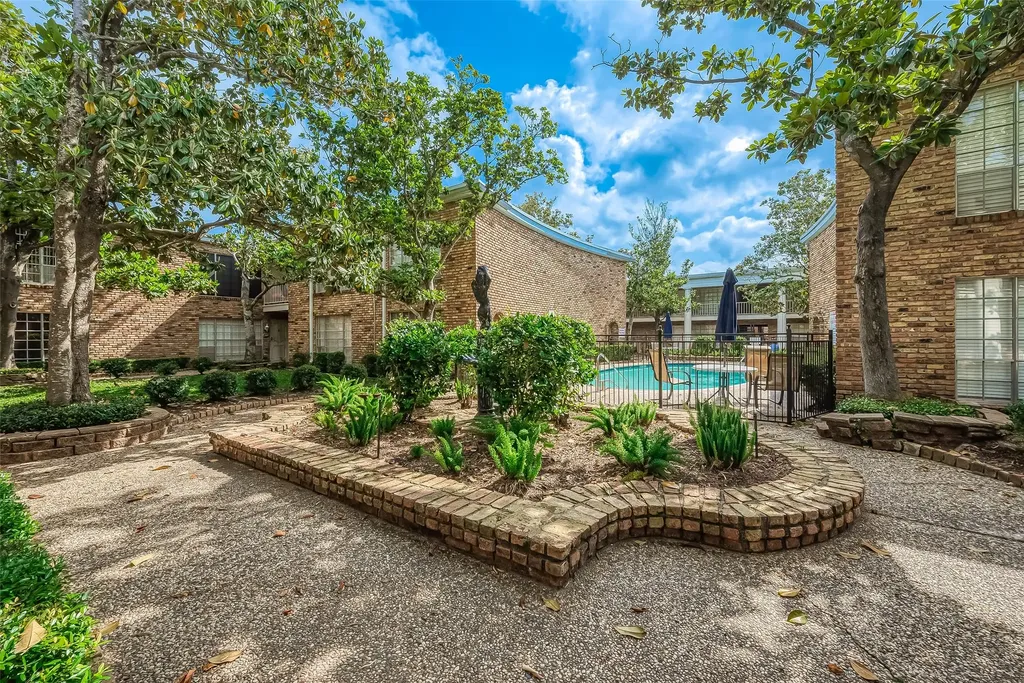 2121 Fountain View Drive 22 Houston TX 77057