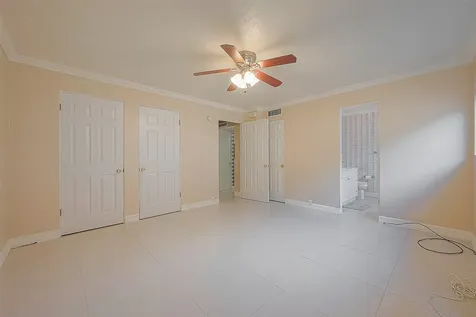 2121 Fountain View Drive 22 Houston TX 77057