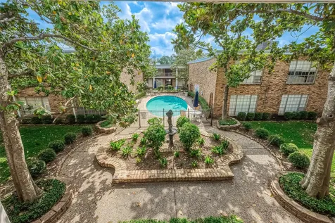 2121 Fountain View Drive 22 Houston TX 77057