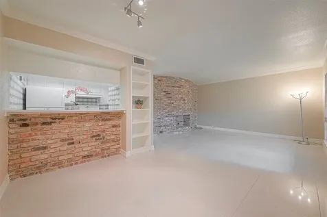 2121 Fountain View Drive 22 Houston TX 77057