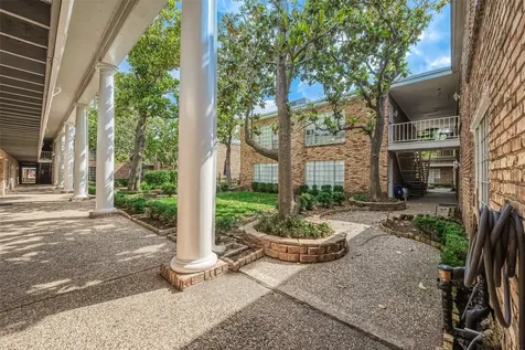 2121 Fountain View Drive 22 Houston TX 77057