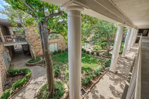 2121 Fountain View Drive 22 Houston TX 77057