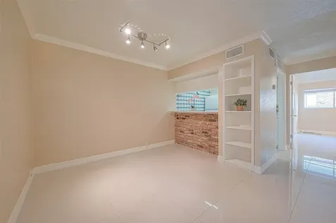 2121 Fountain View Drive 22 Houston TX 77057