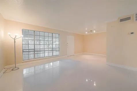 2121 Fountain View Drive 22 Houston TX 77057