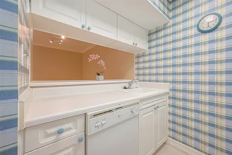 2121 Fountain View Drive 22 Houston TX 77057