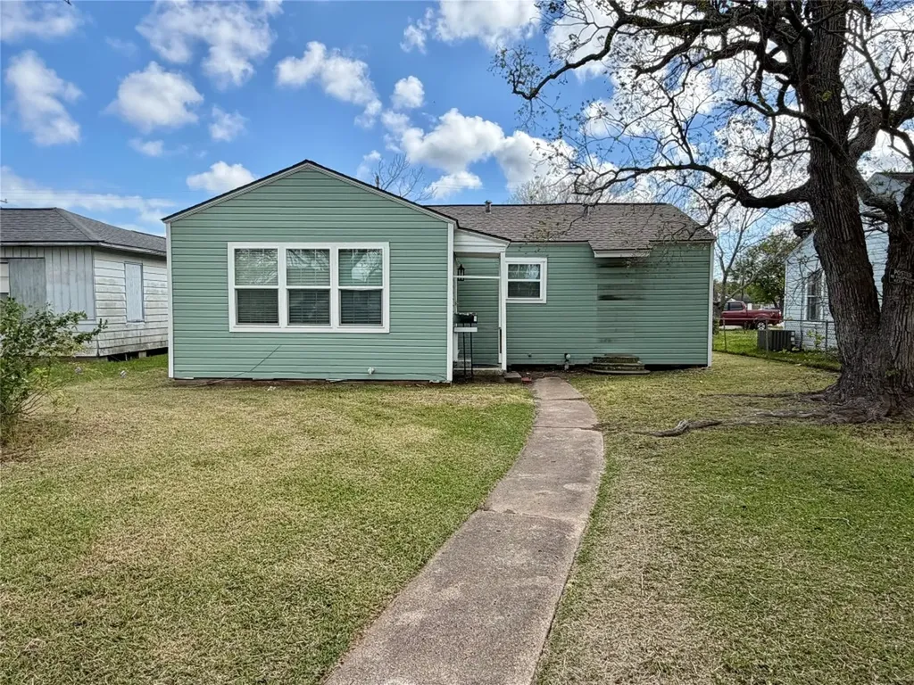 1427 W 7th Street Freeport TX 77541