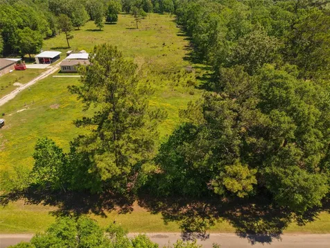 1013 County Road 2050 Hull TX 77564