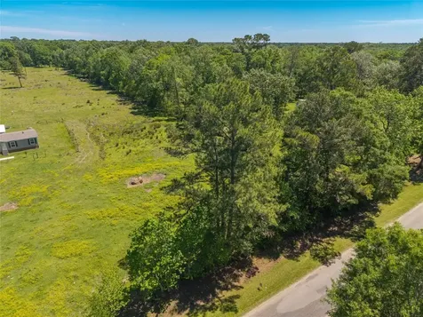 1013 County Road 2050 Hull TX 77564